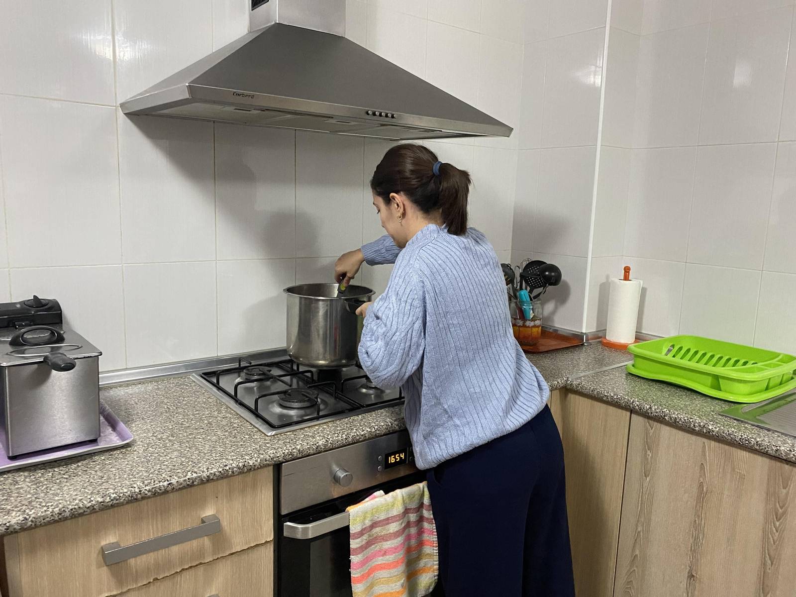 Una trabajadora de uno de los pisos tutelados de Málaga haciendo la comida.