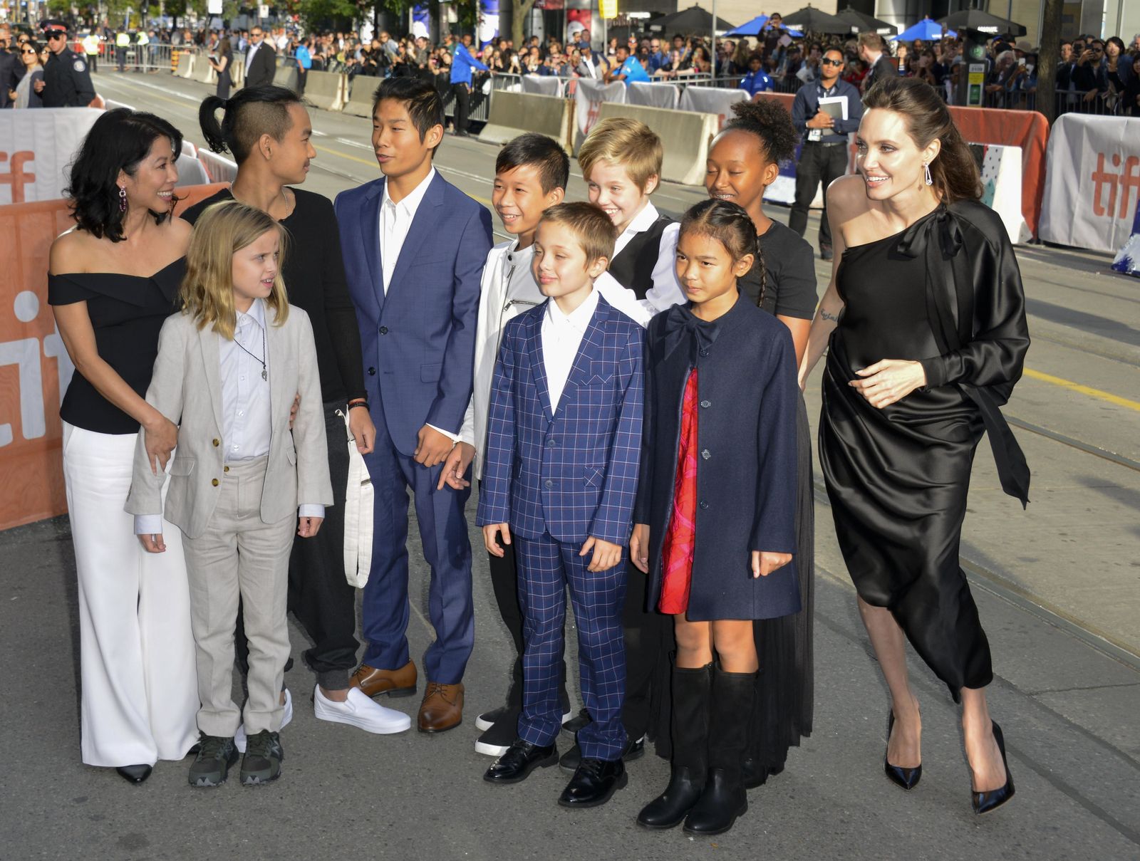 La actriz con sus seis hijos y compañeros de reparto.