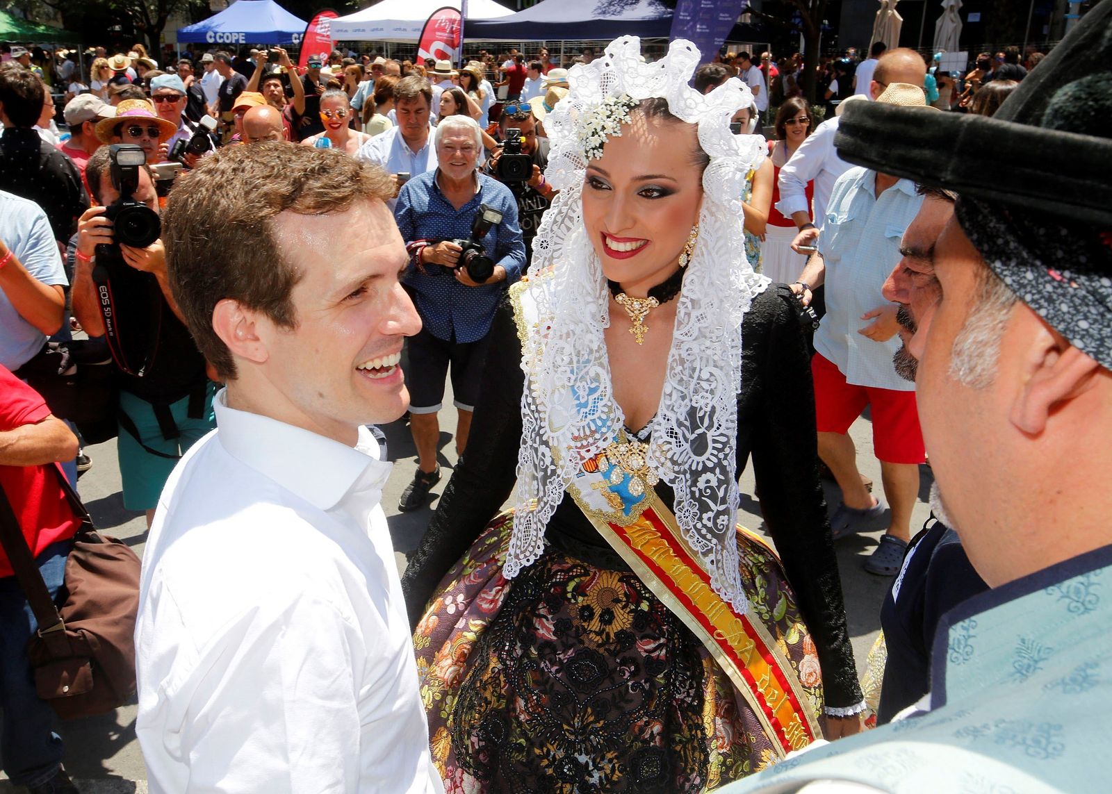 El precandidato a la presidencia del PP Pablo Casado saluda a la Bellea del Fuego 2018, ayer en las fiestas de Alicante.