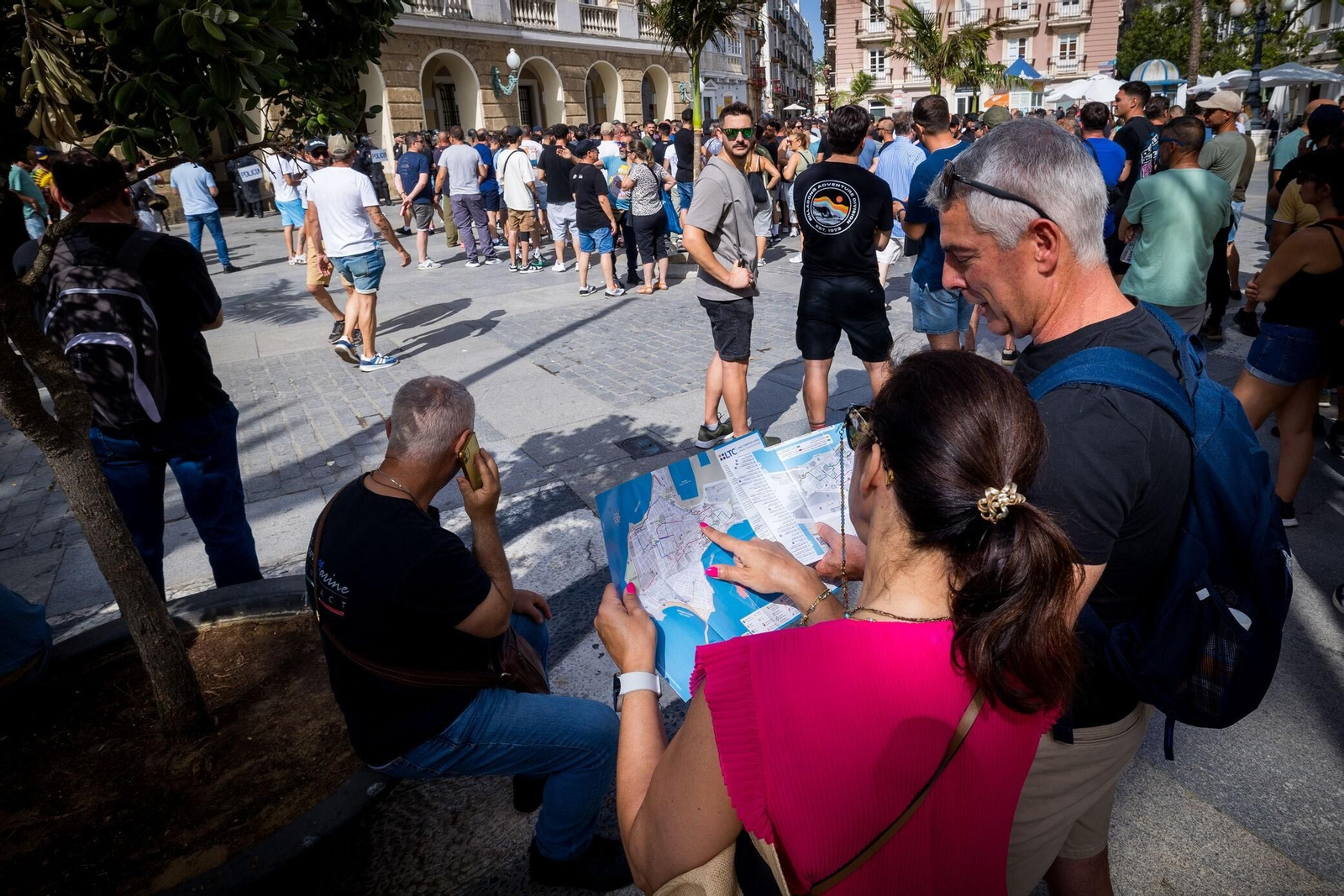 Turistas en la plaza de San Juan de Dios de Cádiz