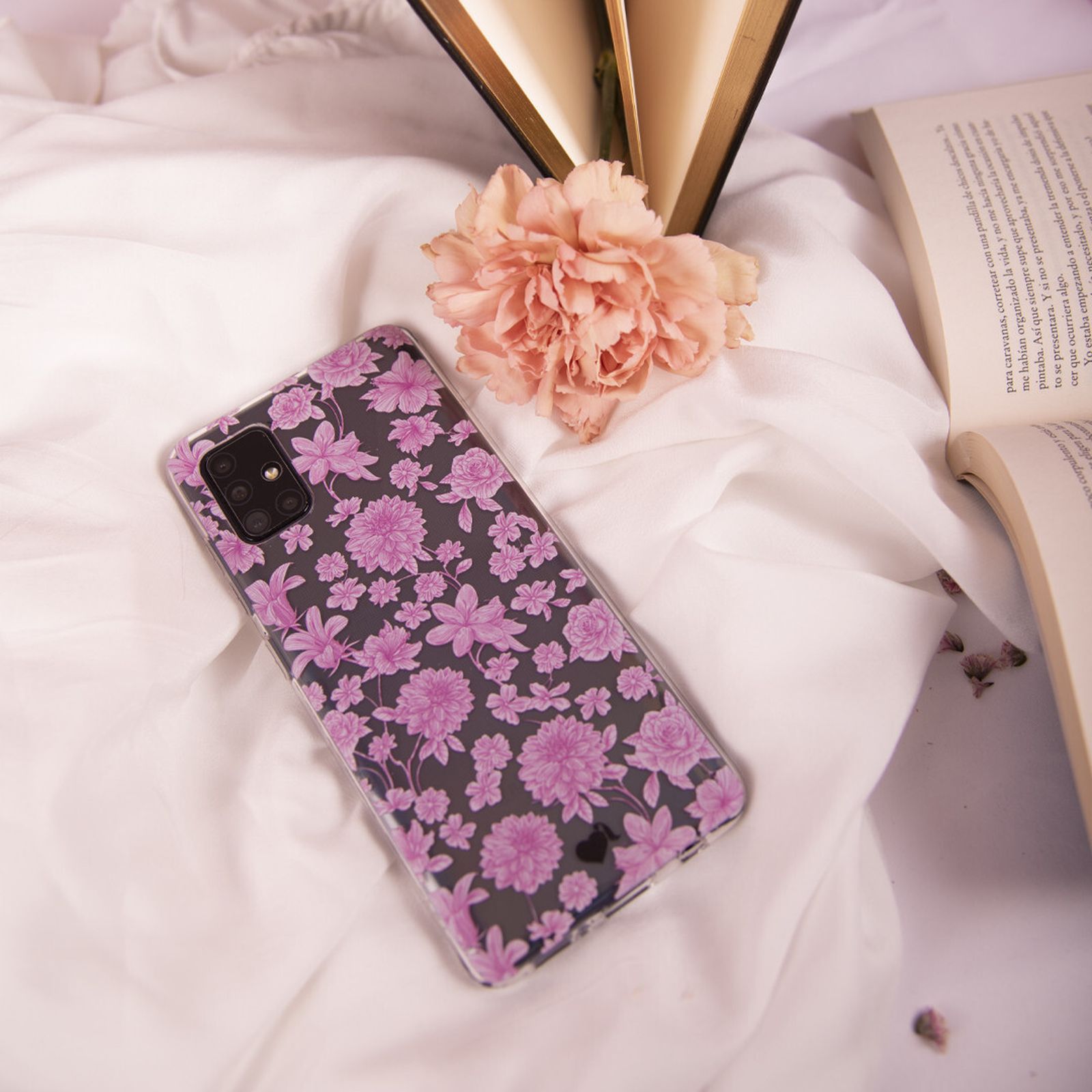 La Vecina Rubia 'va con todo' con su nueva colección de carcasas y llena de 'fantasía' la vuelta a la rutina.