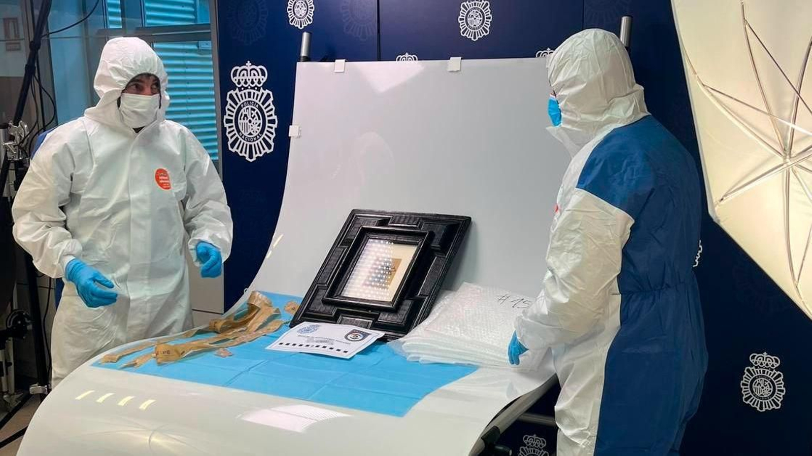 Imagen de la Policía Científica analizando el cuadro de Picasso