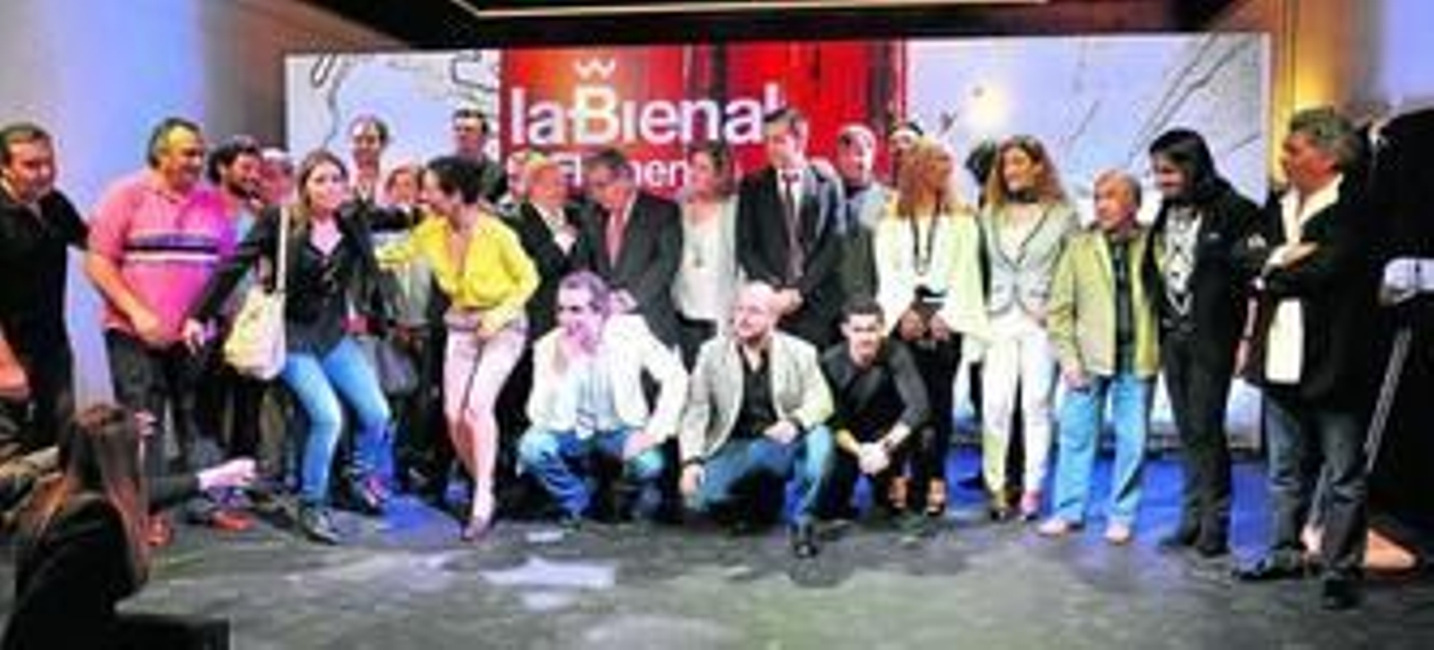 Artistas, patrocinadores e invitados posan ante los fotógrafos en el Espacio Santa Clara, la sede oficial.