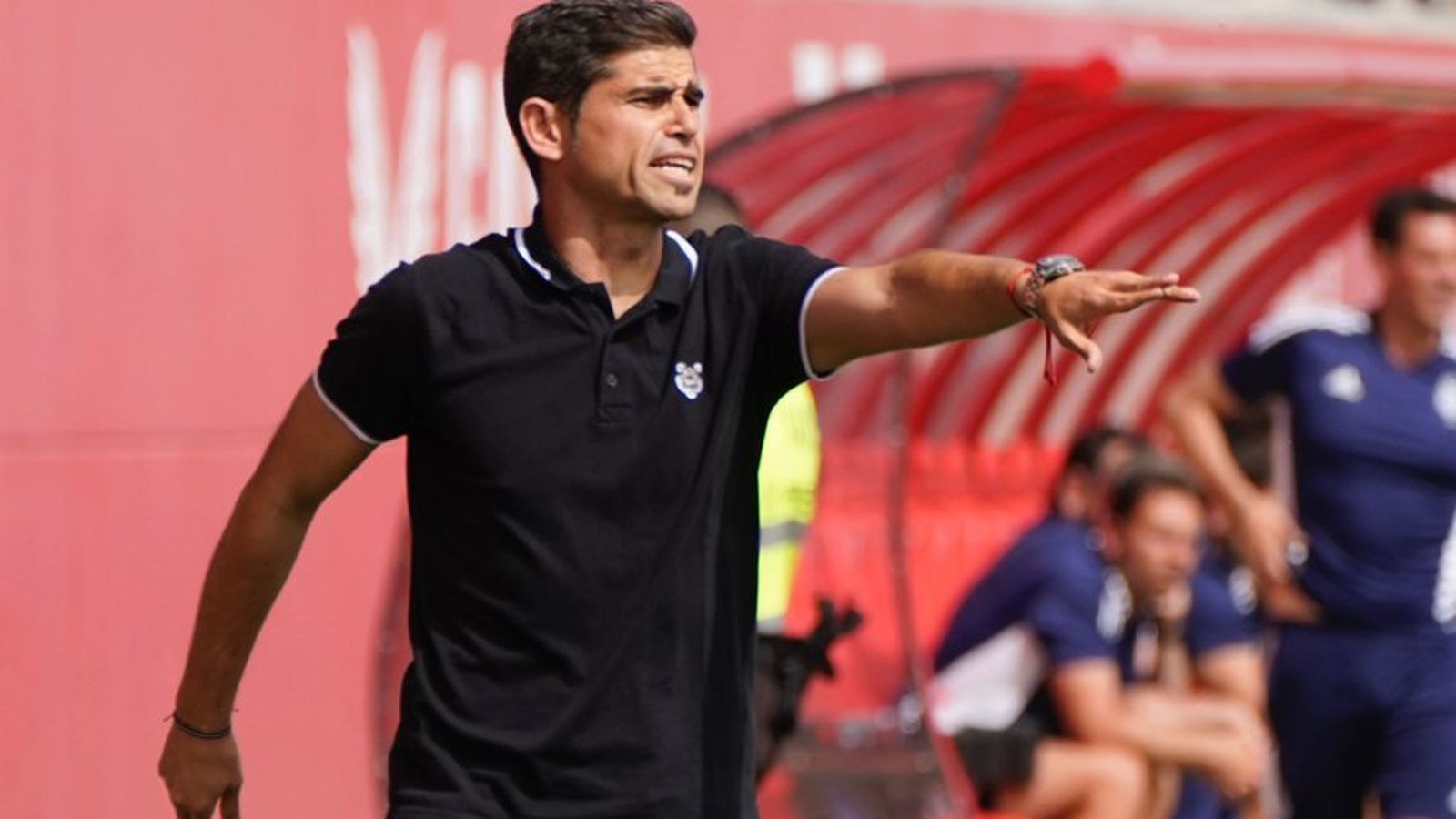 Antonio Hidalgo da instrucciones en un partido del Sevilla Atlético.