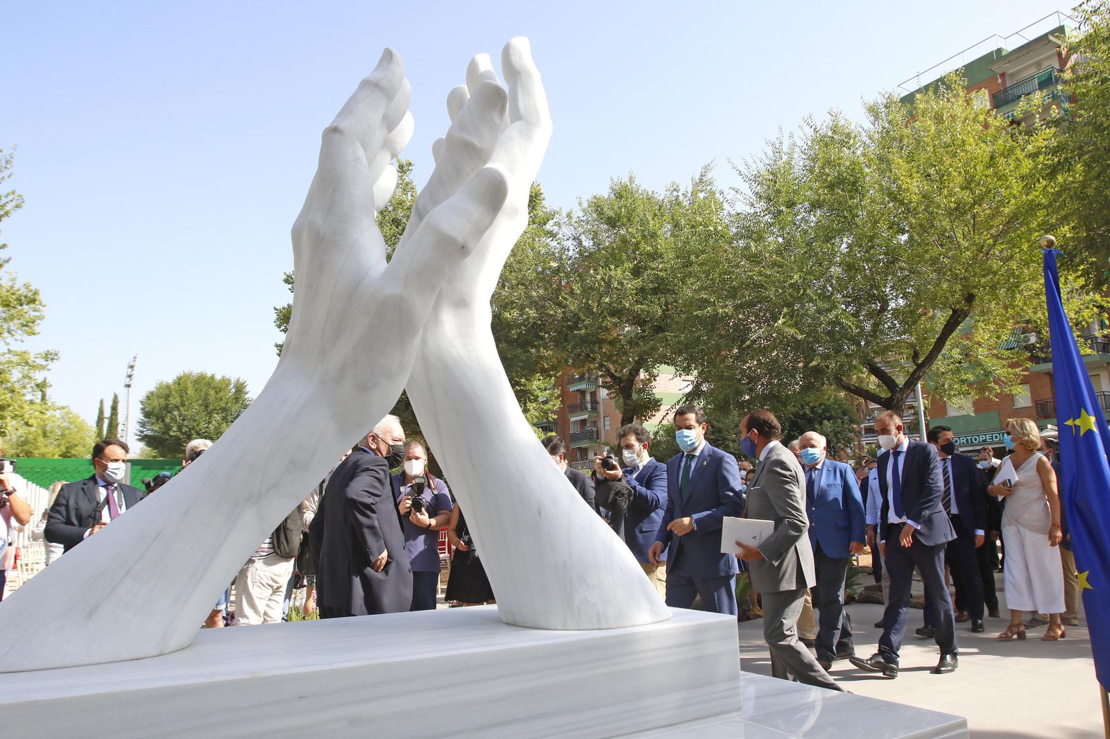La escultura en honor a los sanitarios en Córdoba, en fotos