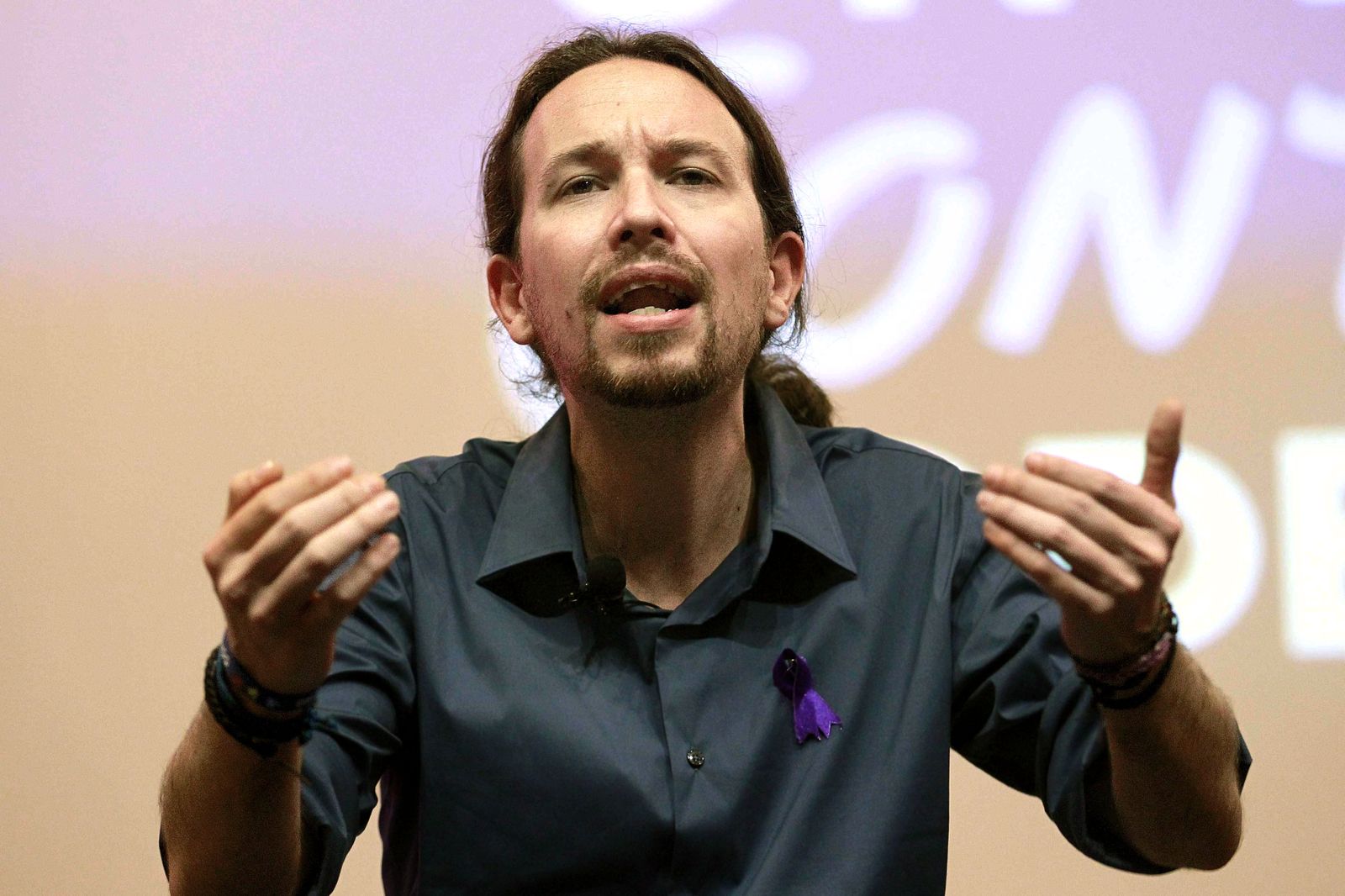 Pablo Iglesias, otro de los cautivados por 'Los Becarios del Telediario', la chirigota ilegal que triunfa en este Carnaval de Cádiz 2024