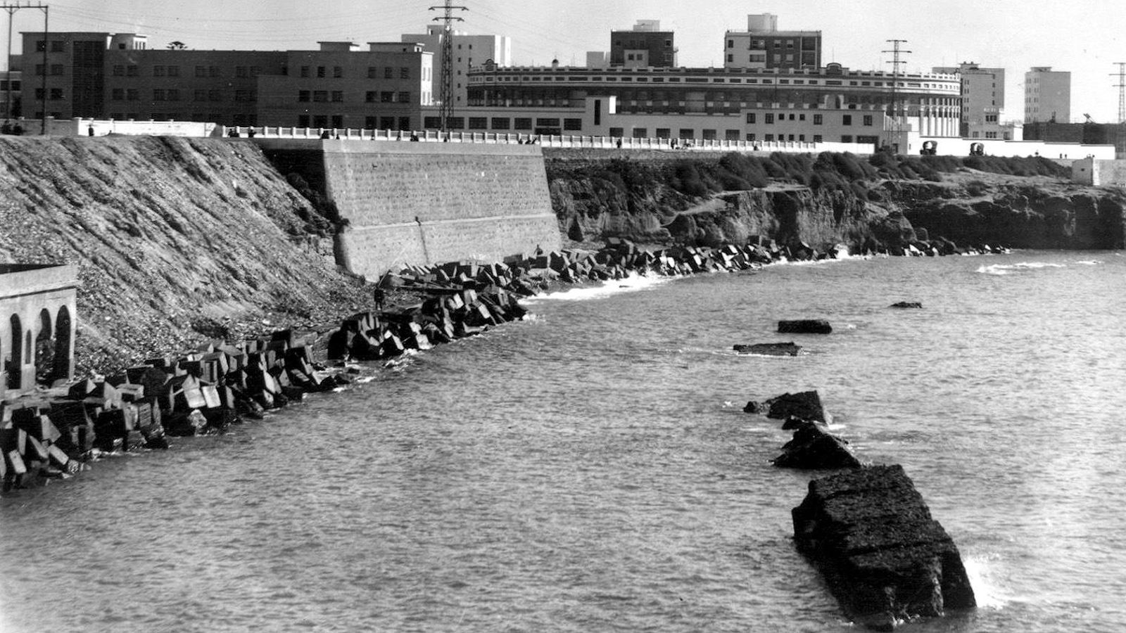 Los últimos restos del balneario, con el mar comiéndose también la arena.