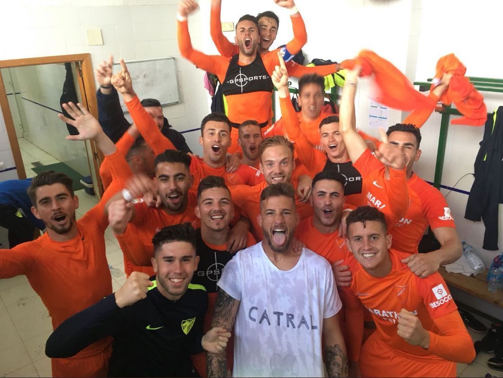 La plantilla del Atlético Mlagueño celebra en el vestuario el título liguero.