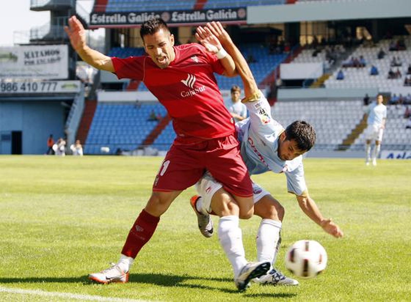 El Córdoba pierde ante el Celta de Vigo en Balaídos. / Marta G. Brea