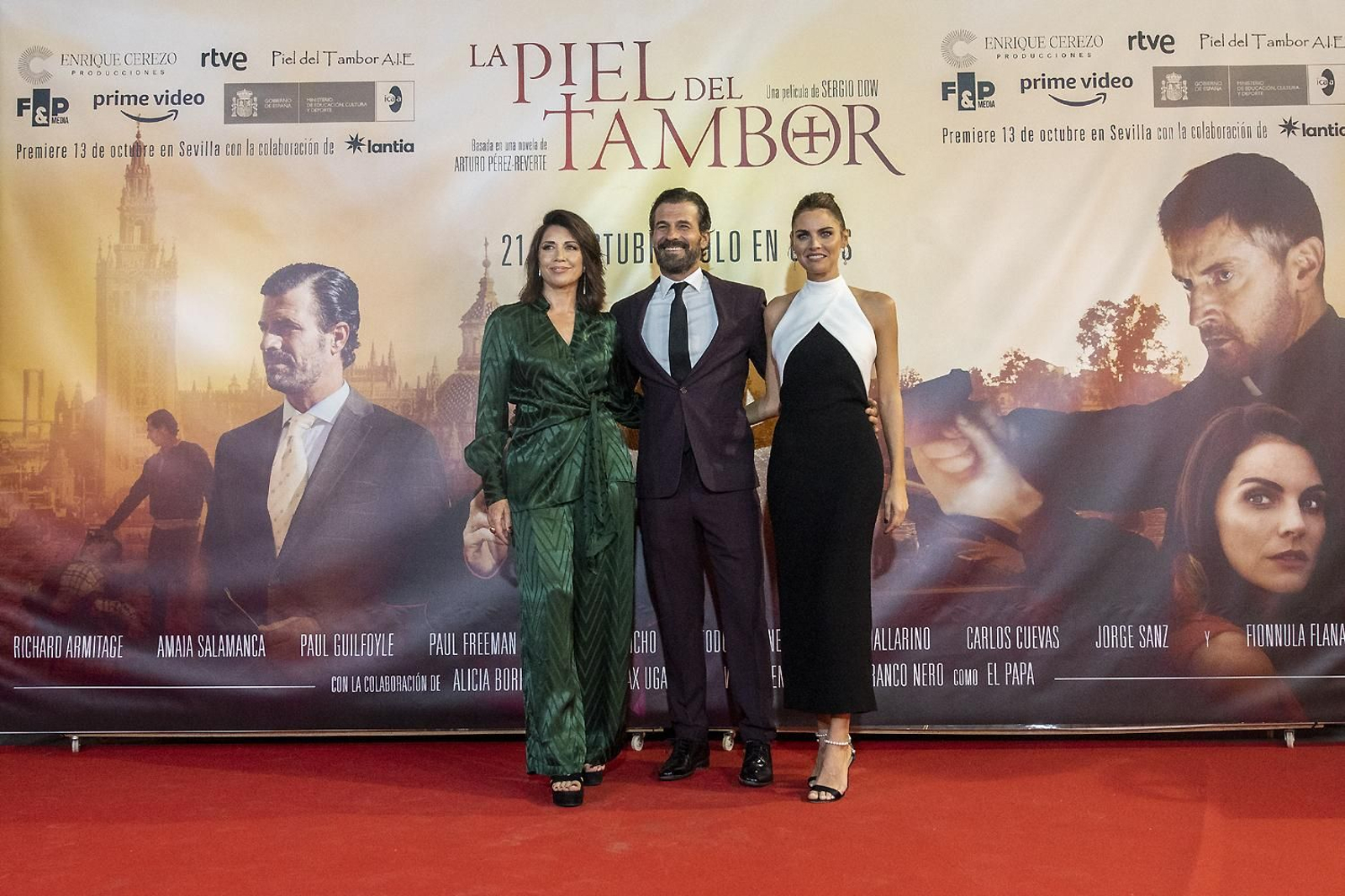 Las imágenes del preestreno de 'La piel del tambor' en Sevilla