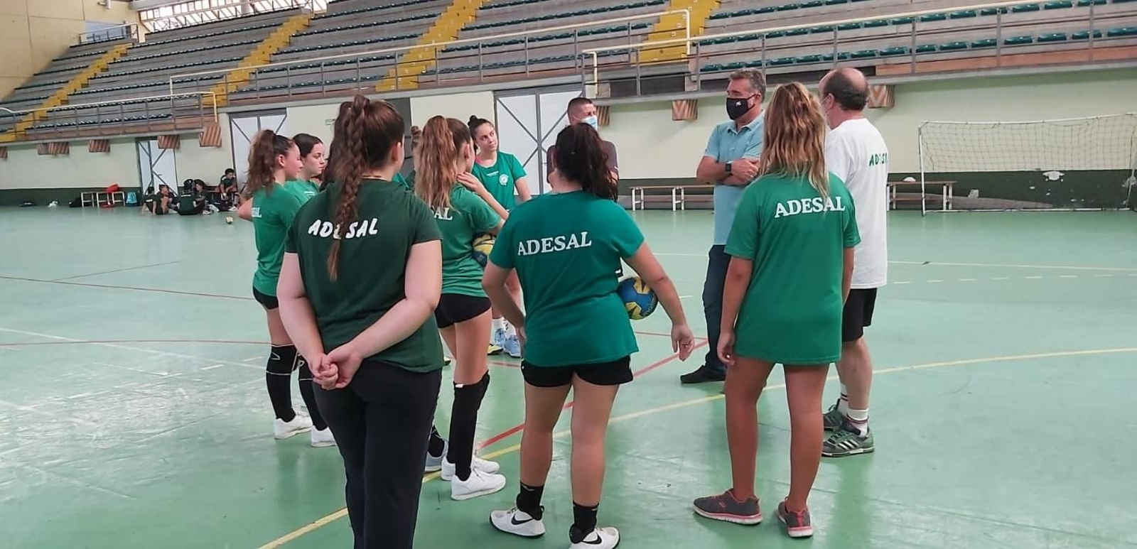 Rafael Moreno y Manuel Torrejimeno, presidente del Imdeco, durante un entrenamiento del Adesal. Rafael Moreno y Manuel Torrejimeno, presidente del Imdeco, durante un entrenamiento del Adesal.