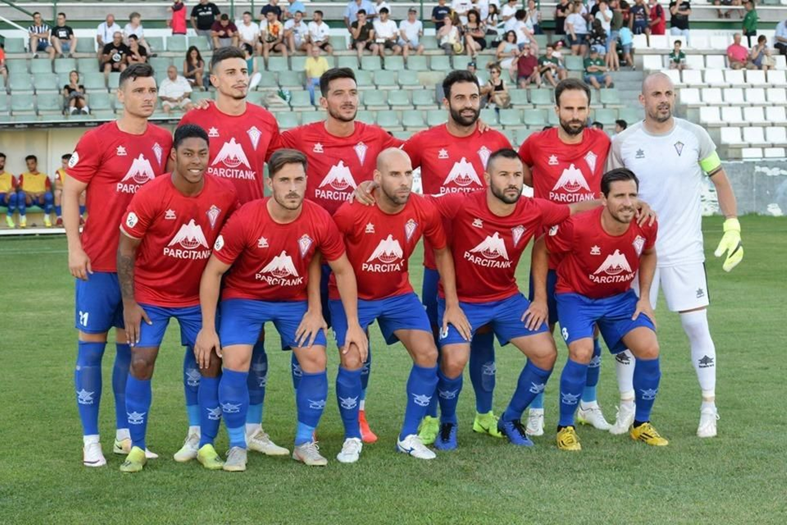 Formación inicial del Villarrobledo en su visita al Salto del Caballo de Toledo