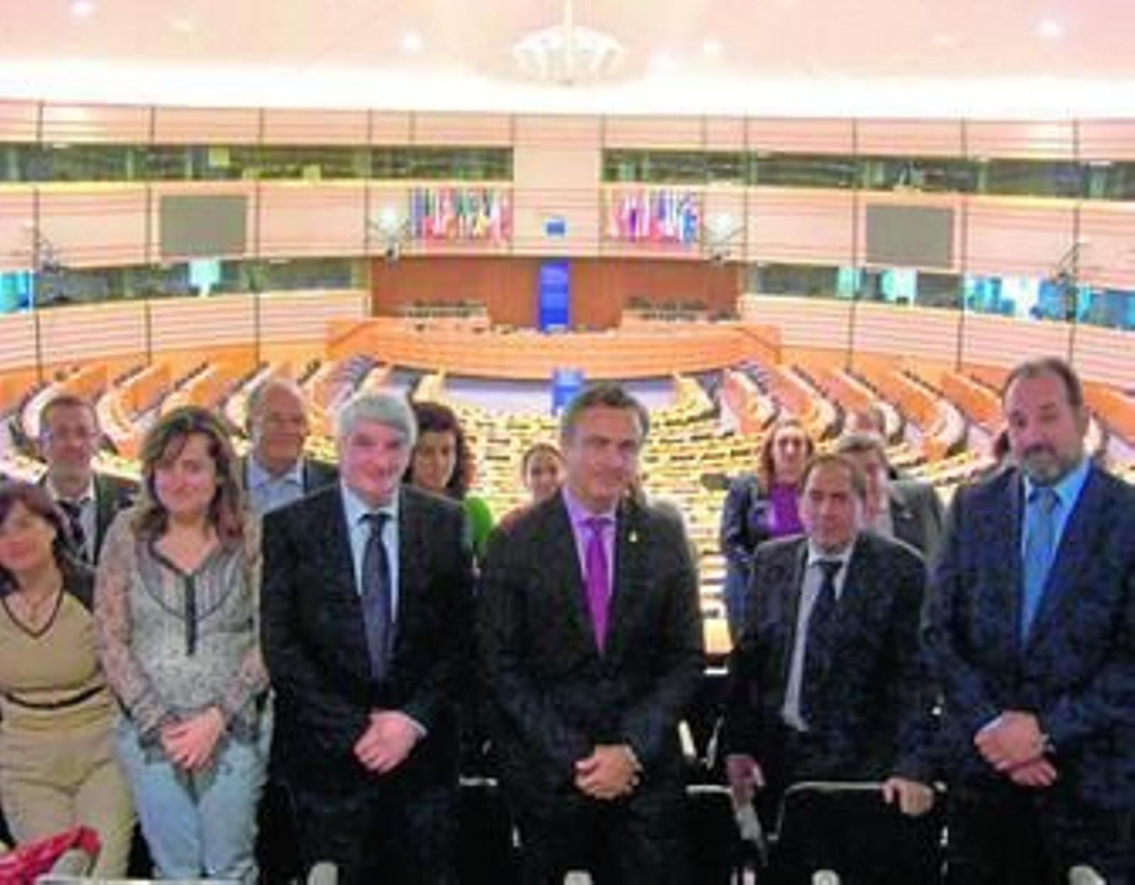 La comitiva visitó el parlamento europeo. Usero estuvo acompañado por los diputados de Fomento y Mancomunidades.