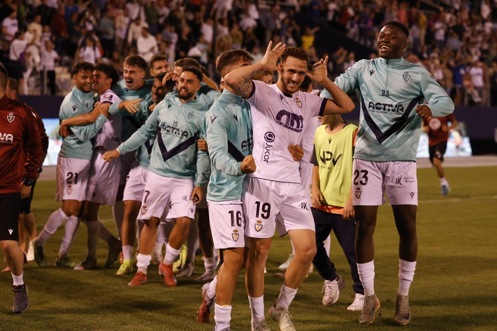 Agus Alonso celebra el agónico tanto del triunfo con toda la plantilla blanca.