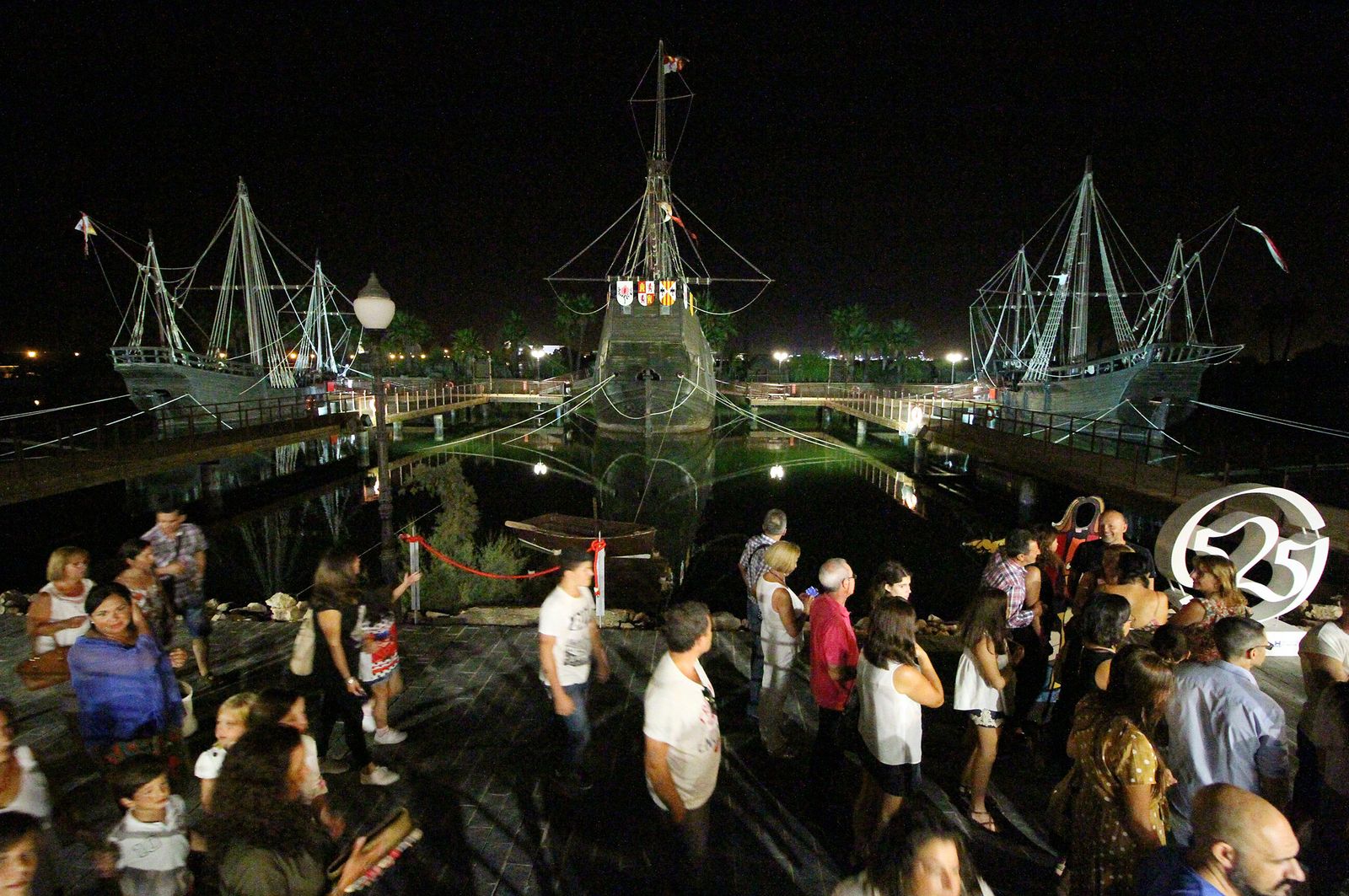 Distintos momentos de la visita teatralizada en el Muelle de las Carabelas.