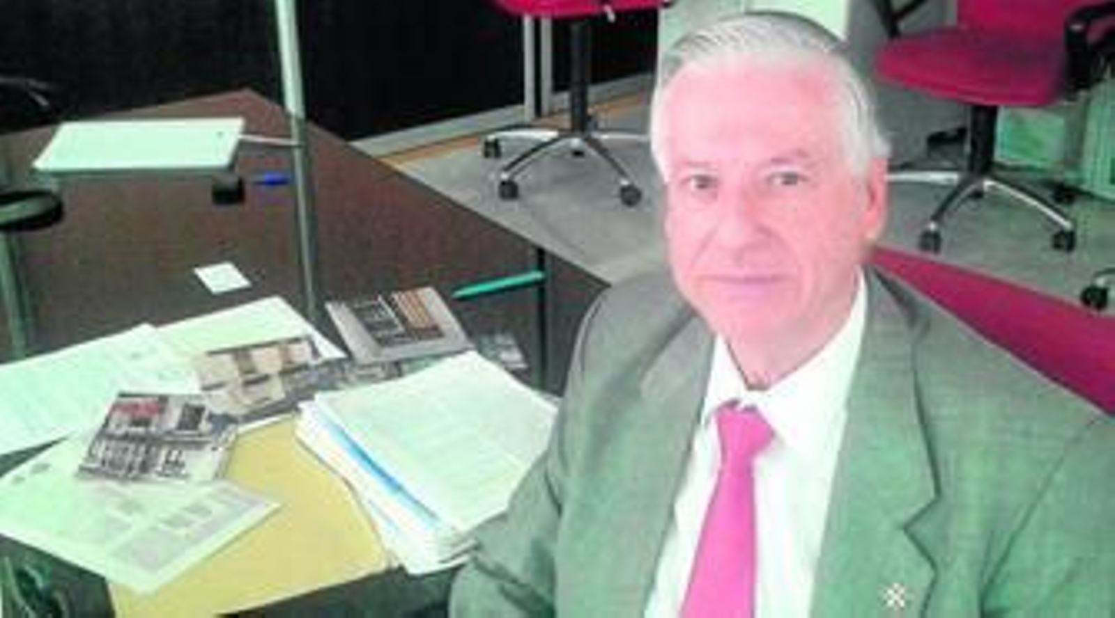 Rafael Montoya, con parte de la documentación acumulada desde que empezara su "calvario".