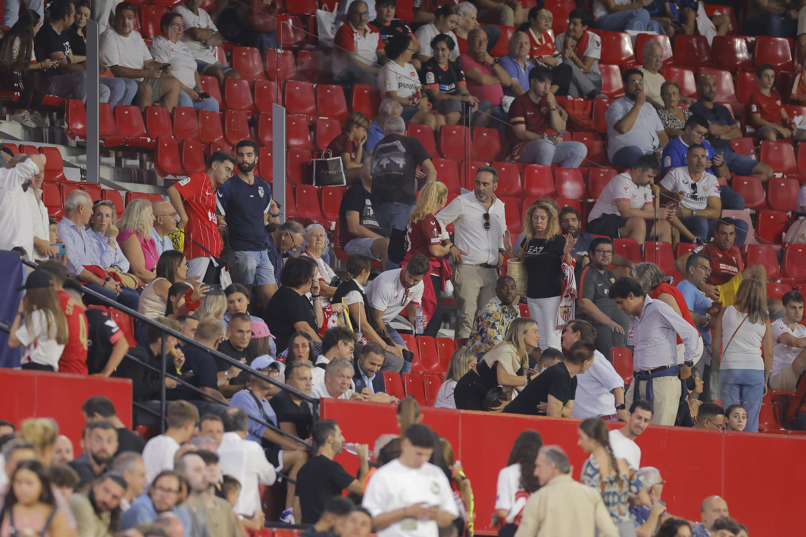 Búscate en las fotos del Sevilla-Lens