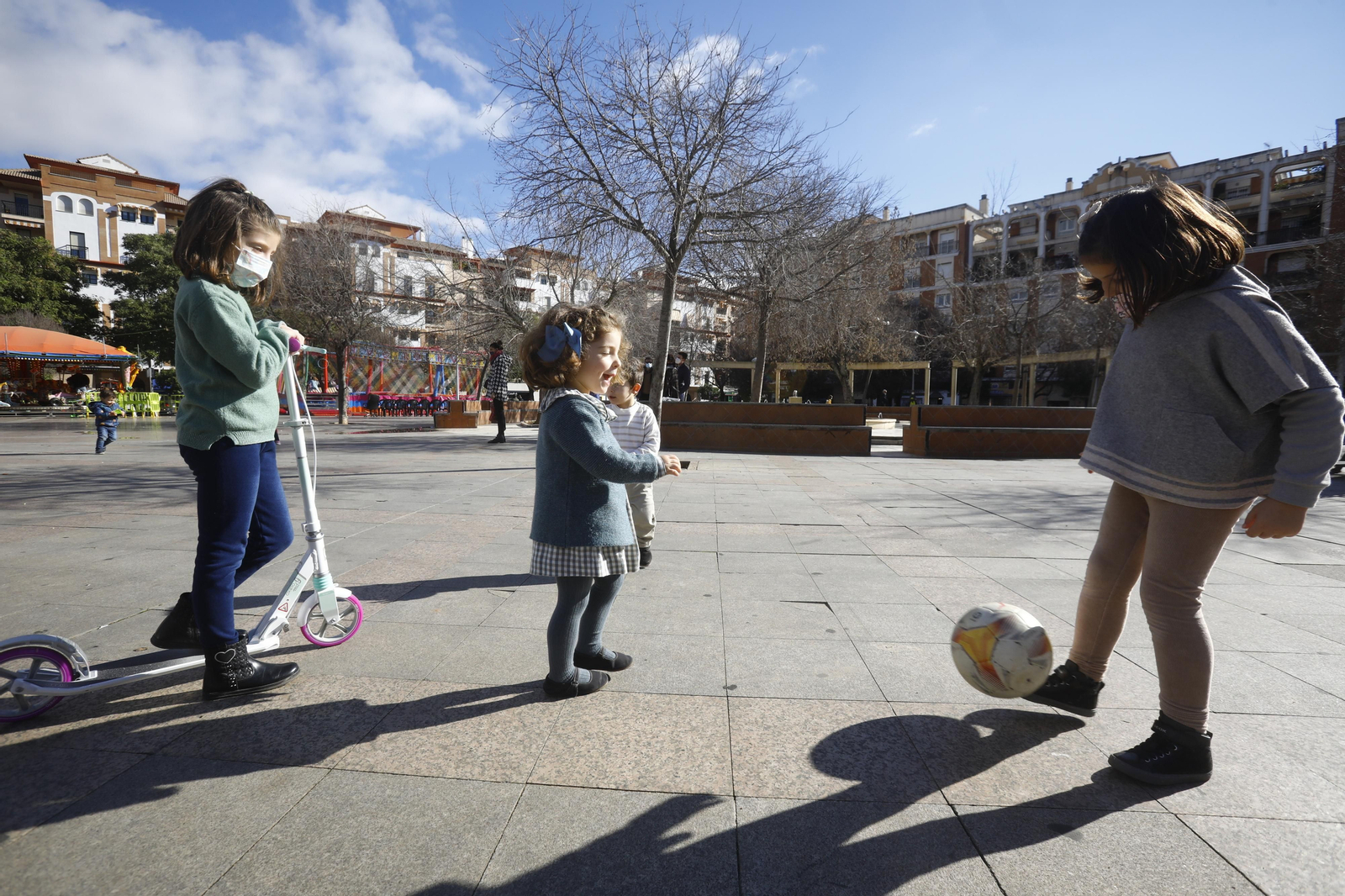Los niños estrenan sus Regalos de Reyes por las calles de Córdoba, en fotografías