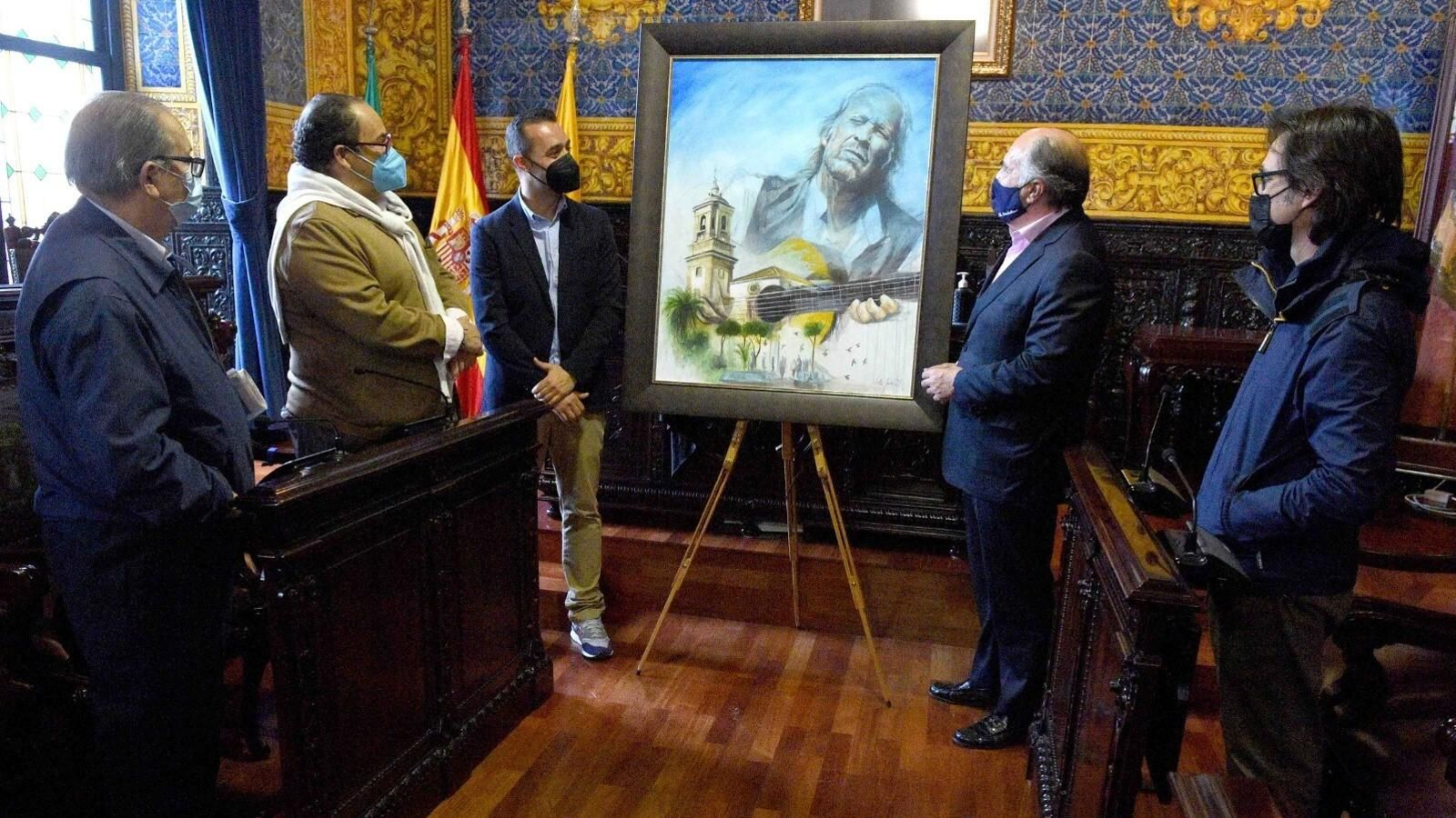 Víctor Jerez junto a su obra de Paco de Lucía.