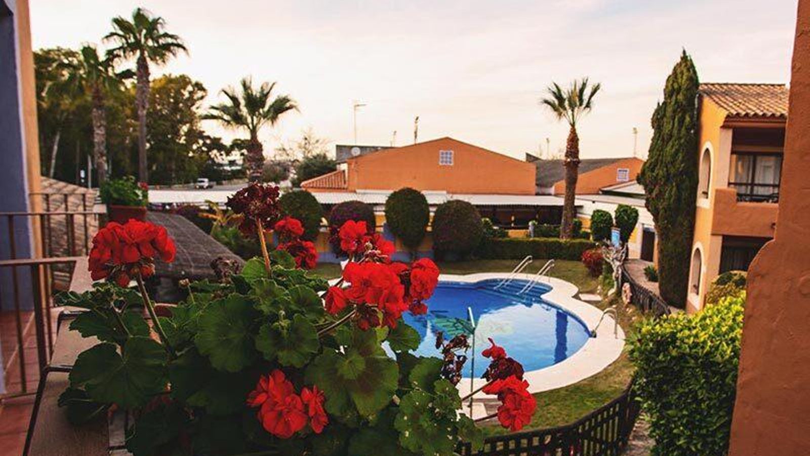 Piscina del Apartahotel La Espadaña.