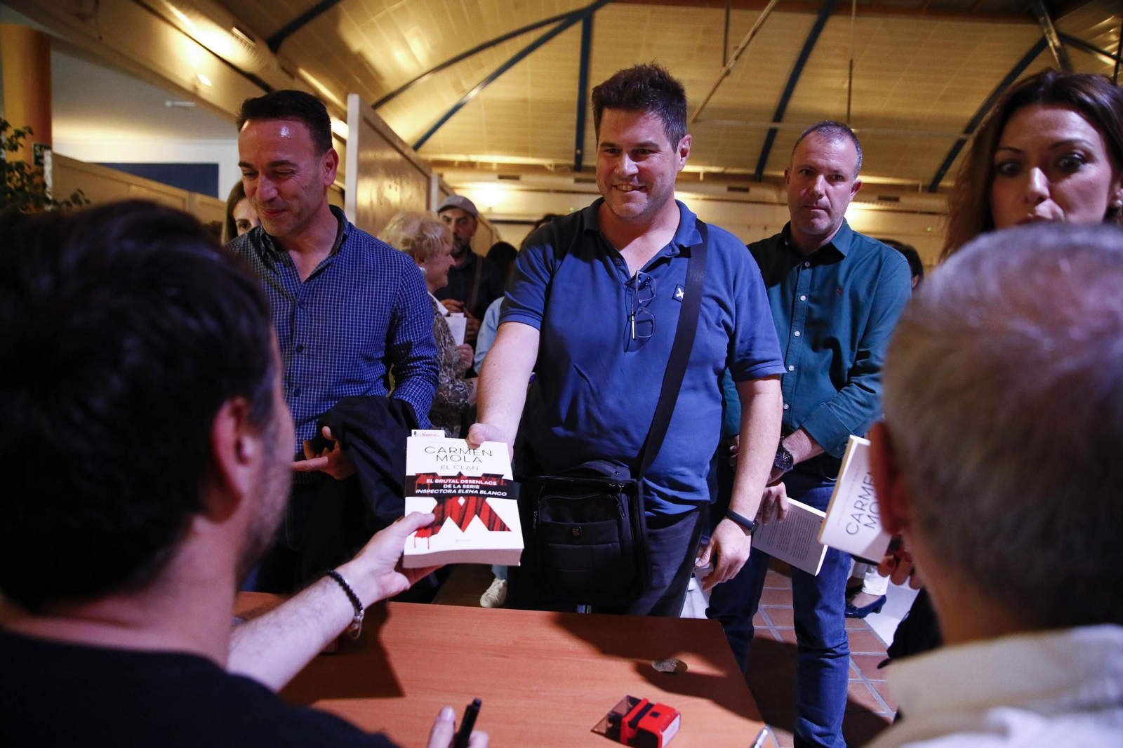 Las imágenes de la presentación del libro "El Clan" de Carmen Mola en Mojácar