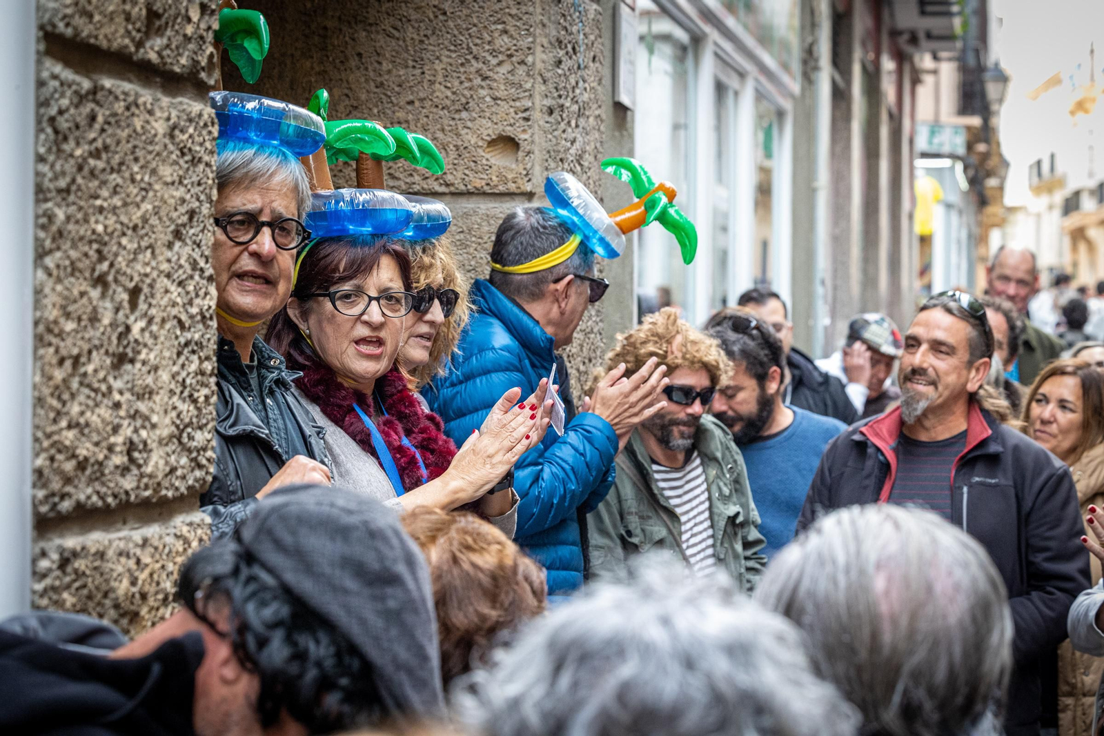 Imágenes del lunes de coros e ilegales del Carnaval de Cádiz 2023