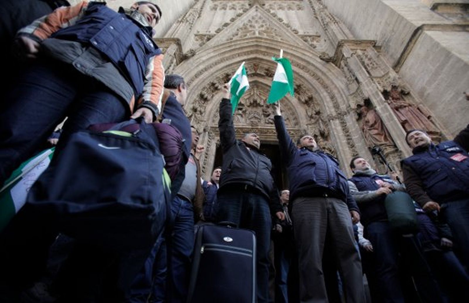 Los trabajadores de Roca abandonan su encierro en la Catedral