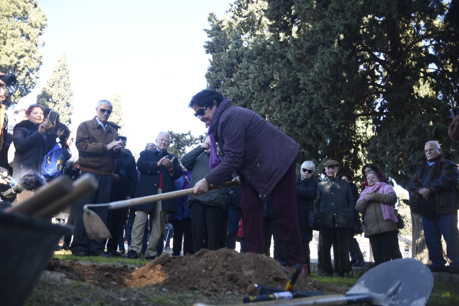 Trabajos en la fosa del cementerio  de la Salud.