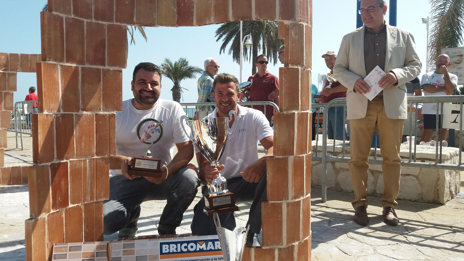 El oficial Manuel Fuentes y el ayudante de obra Juan Javier Vargas, ganadores de la edición pasada.