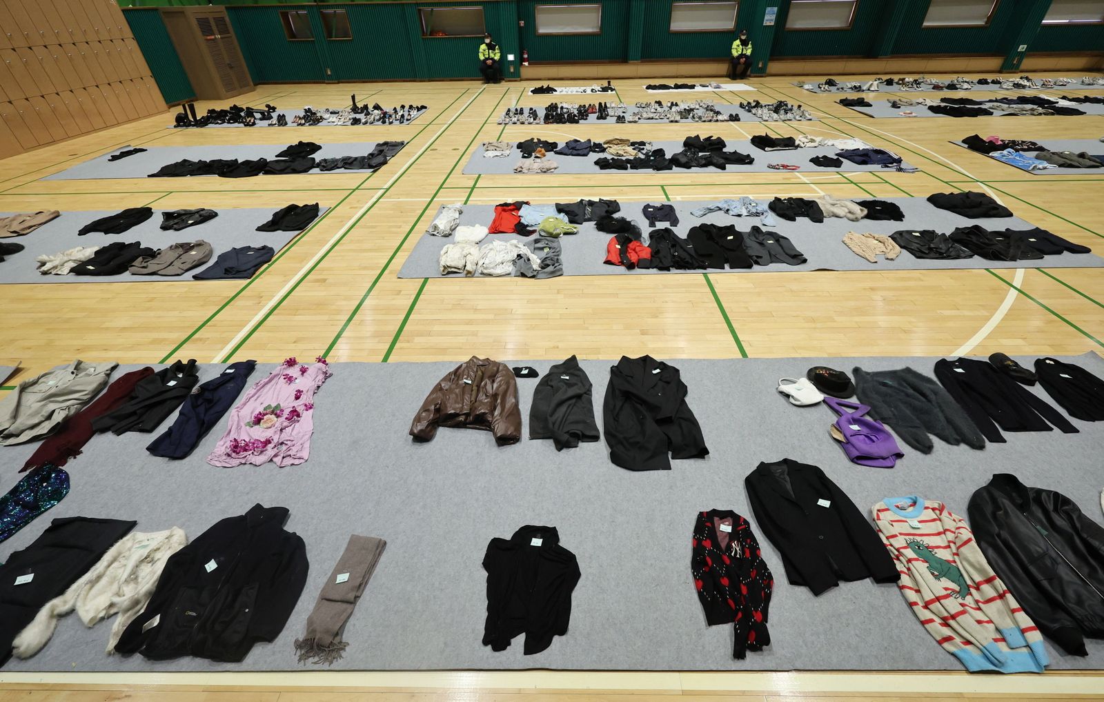 Prendas de ropa perdidas durante la estampida humana en Seúl.