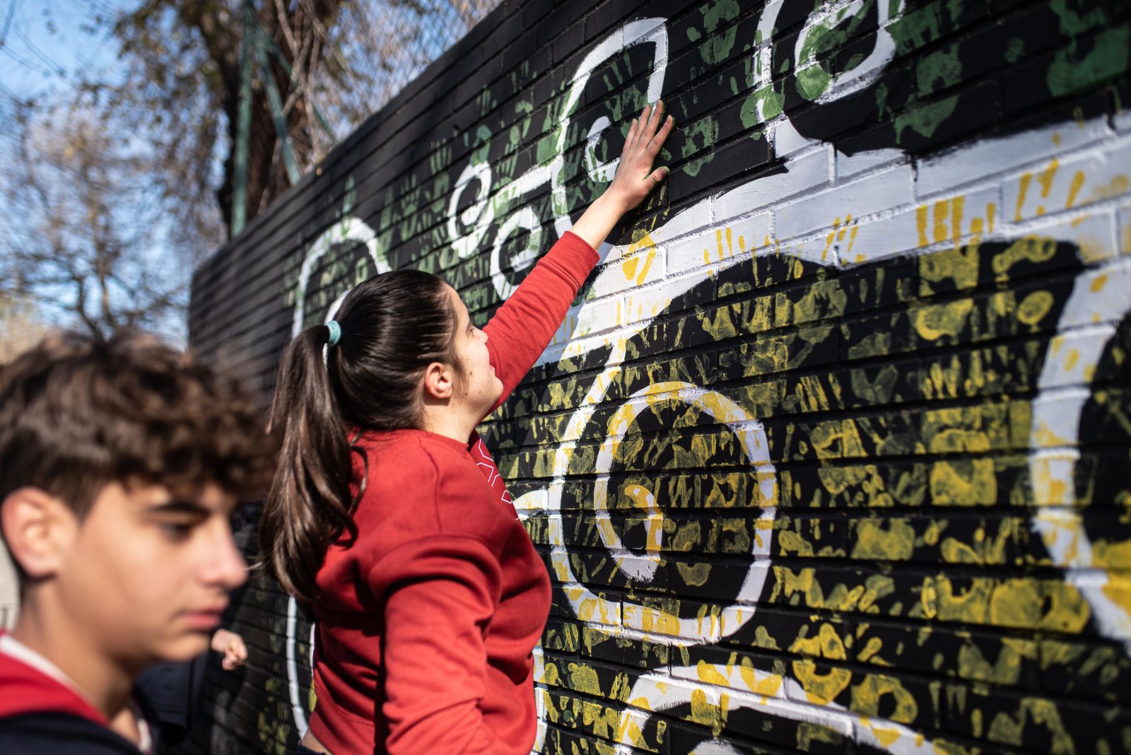 Imágenes de la limpieza de pintadas en La Hispanidad por los alumnos del Colegio de La Hispanidad en el Día de la Paz