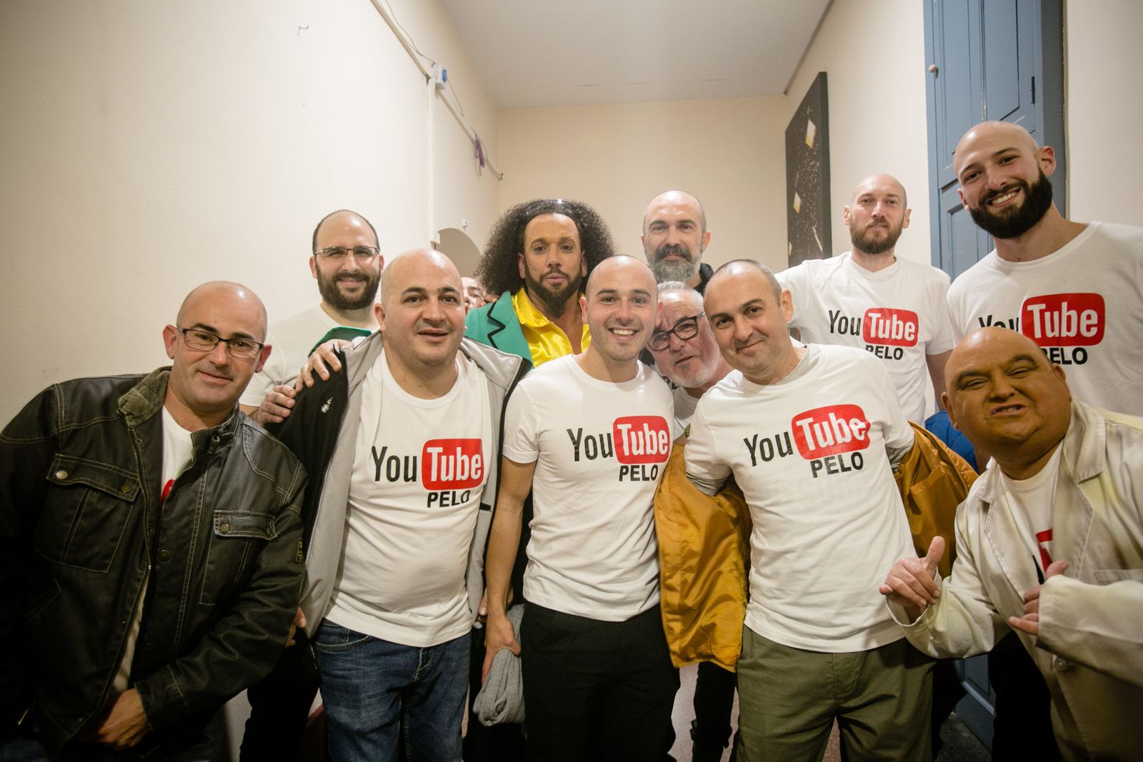 Figurantes  de la chirigota de Conil "Los Turoperadores" posan para una foto en camerinos con un componente del coro "Bravo por la Música