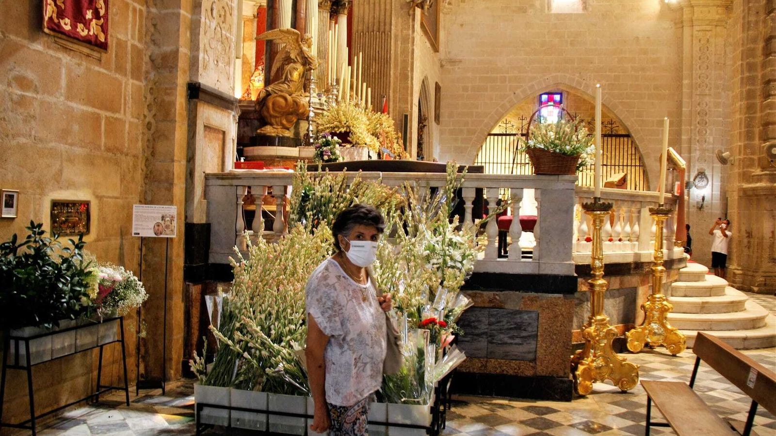 La ofrenda de nardos no faltó durante esta jornada.