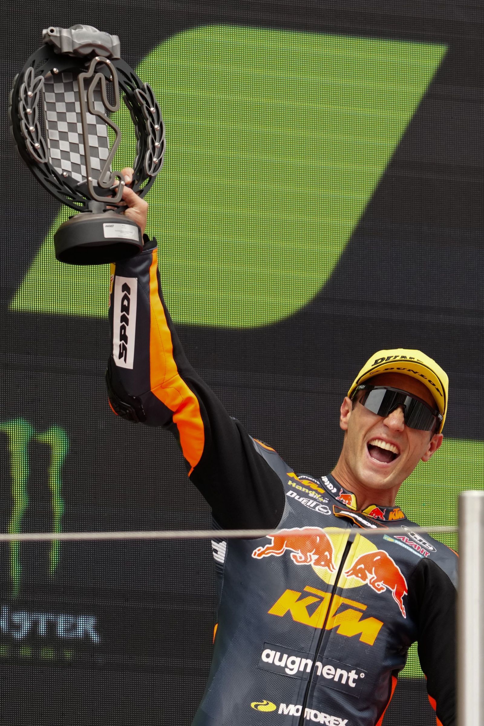 Las cariñosas fotos de Piqué, Clara Chía en el Mundial de Motos en Montmeló