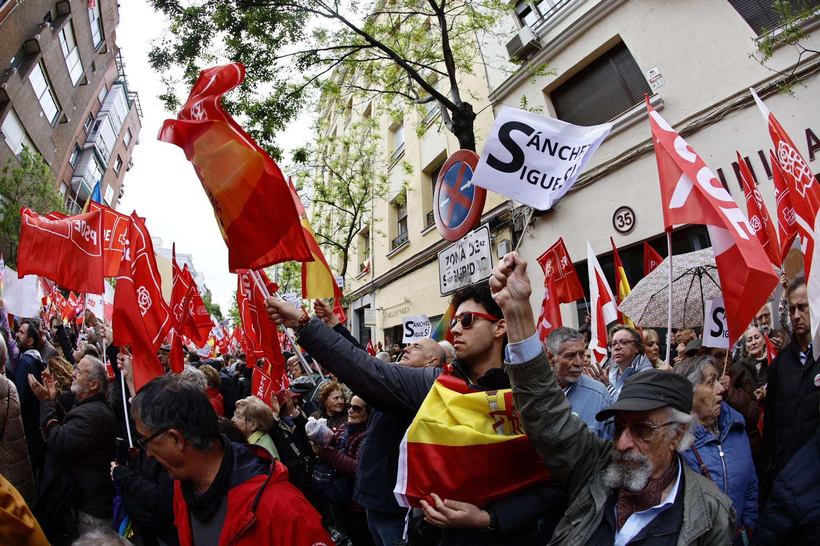 Simpatizantes trasladan su apoyo a Sánchez