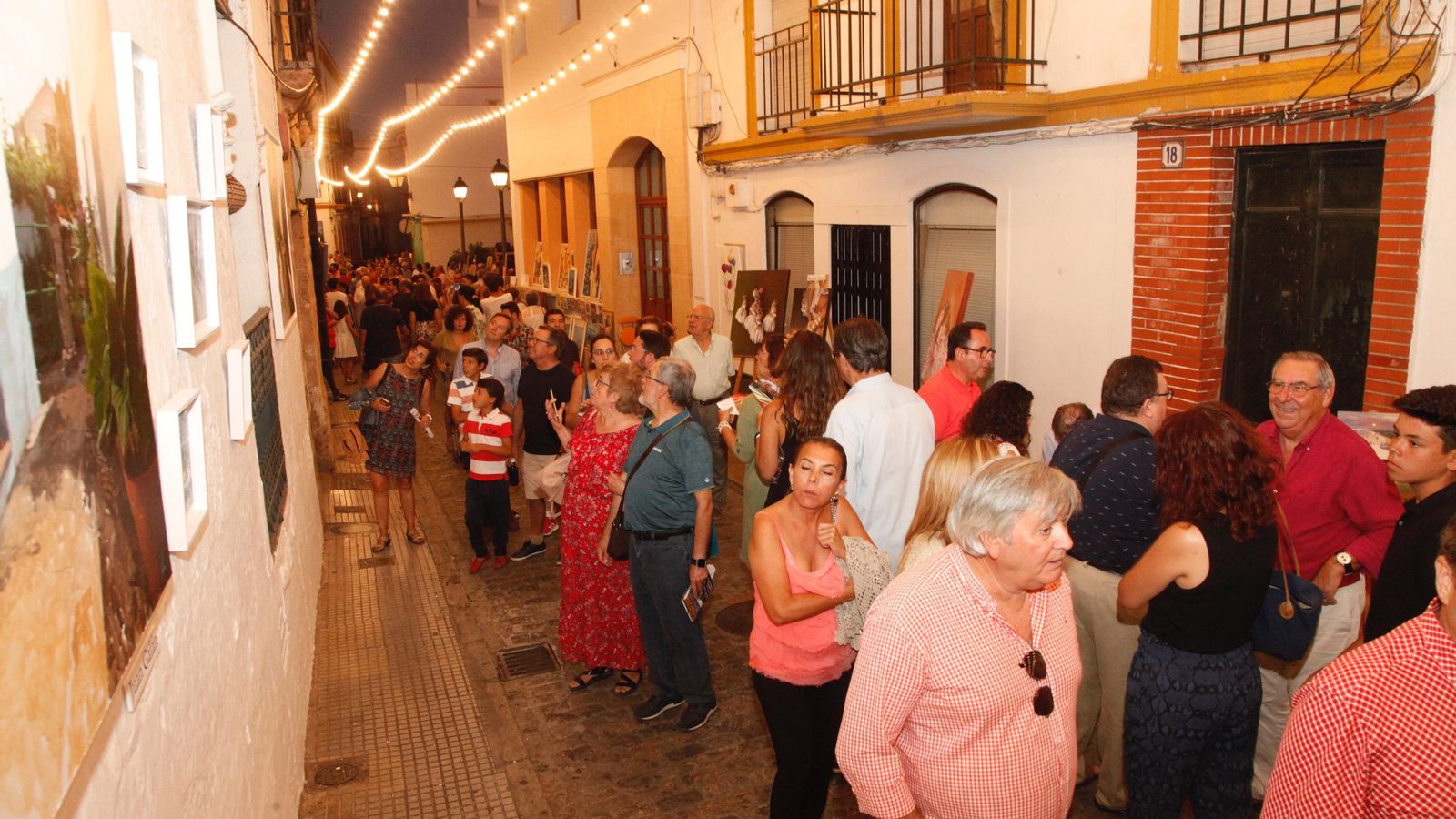 Miles de personas recorren las calles de Ayamonte.