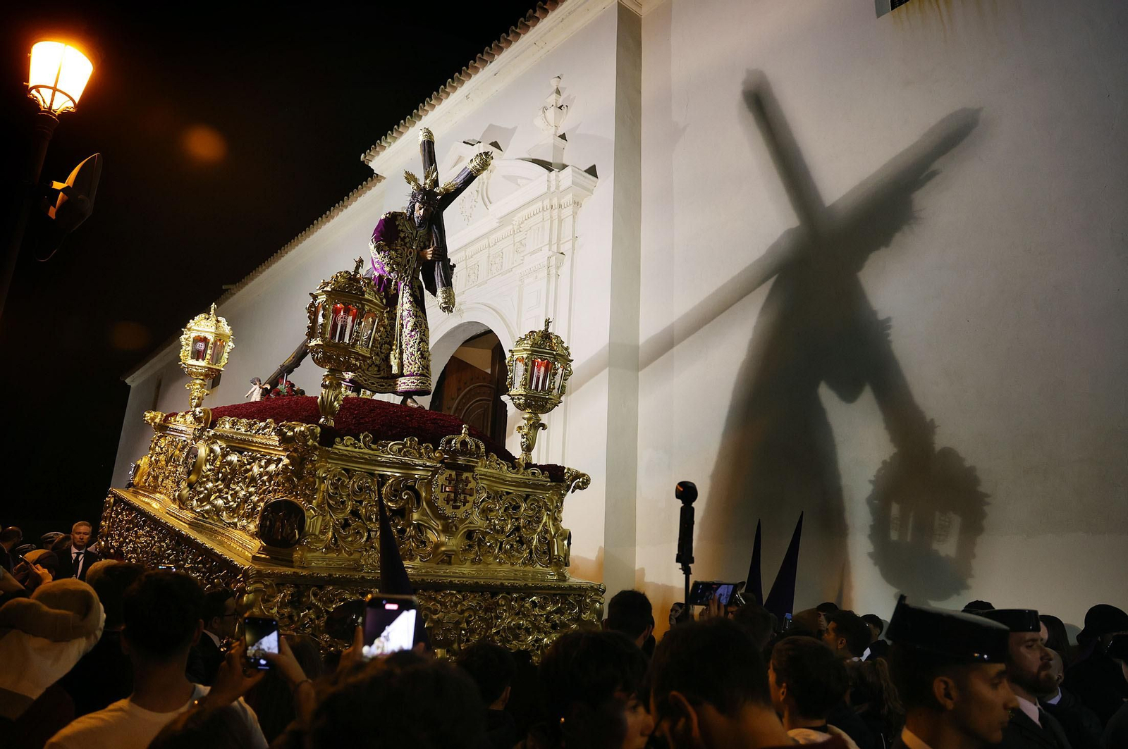 Las mejores imágenes del Martes Santo en Huelva: Hermandad de Pasión