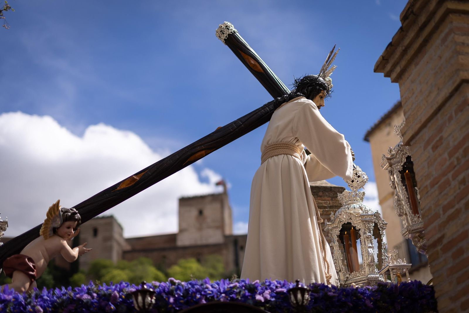 Así vivió Granada la salida de la Hermandad de la Concepción 2025