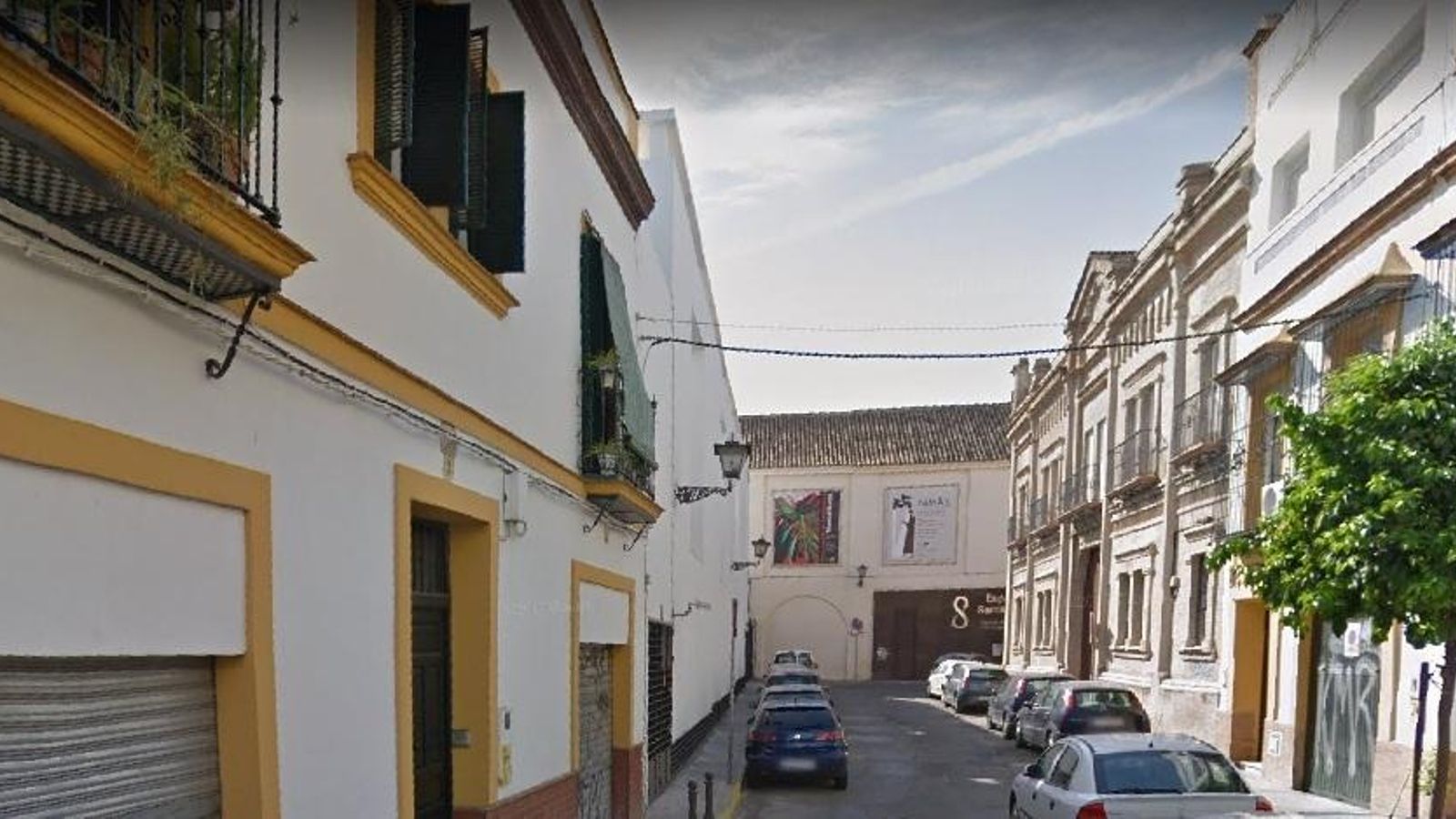 El tramo de la calle Becas más cercano a Jesús del Gran Poder y, al fondo, el Espacio Santa Clara.