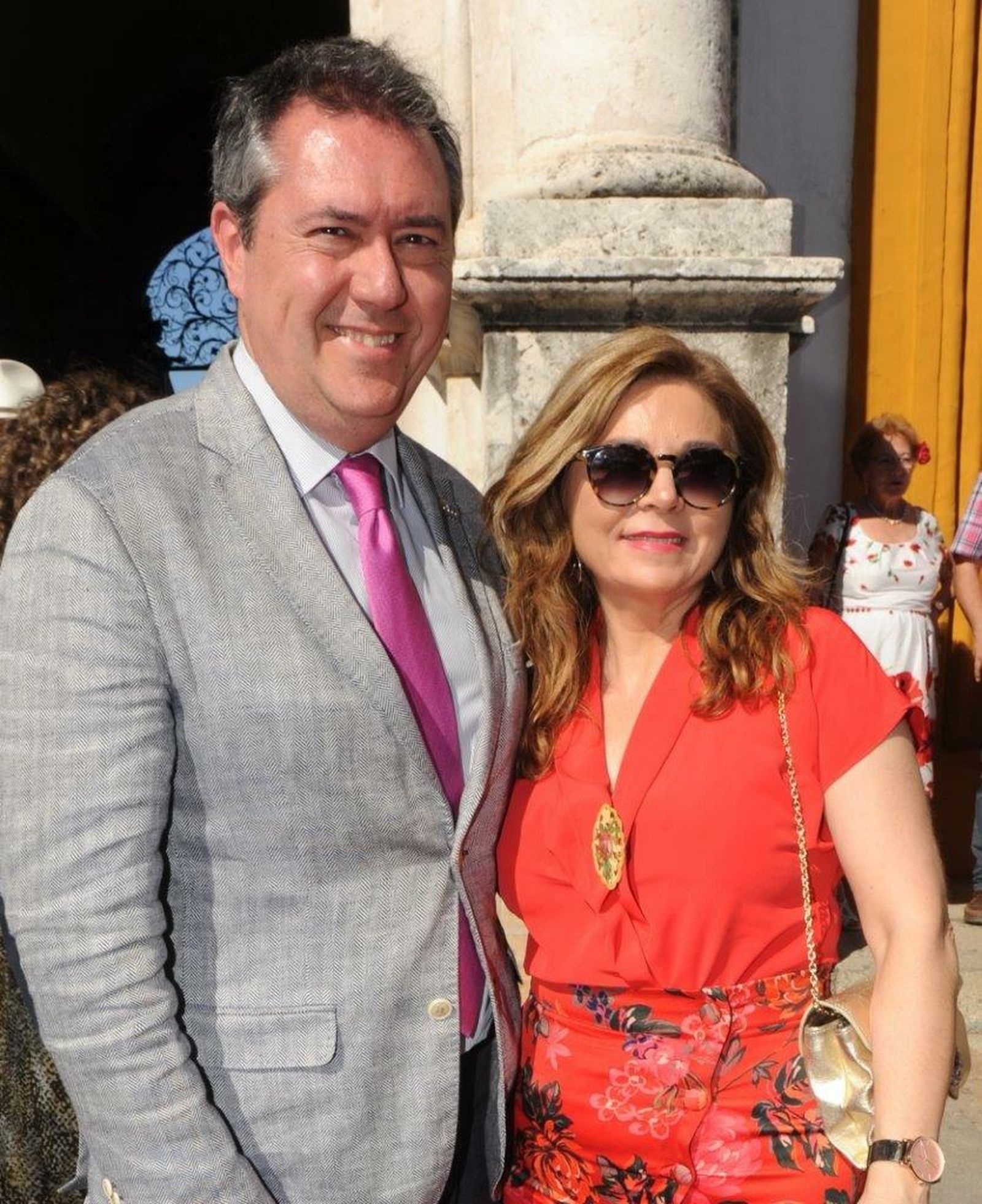 Juan Espadas, alcalde de Sevilla, y su esposa