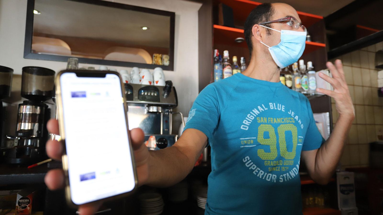 Jesús muestra la notificación con las novedades en la Cafetería Puerto del centro de la capital.