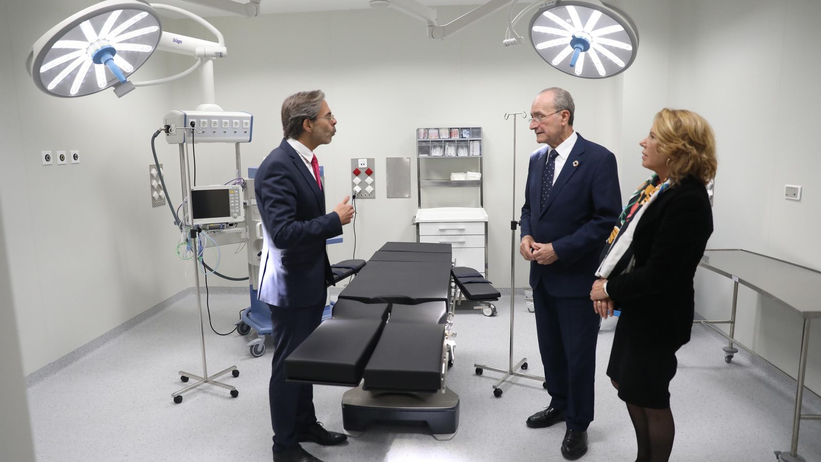 El gerente de Quirónsalud Málaga, el alcalde y la directora del grupo en Andalucía, en la ampliación abierta el miércoles.