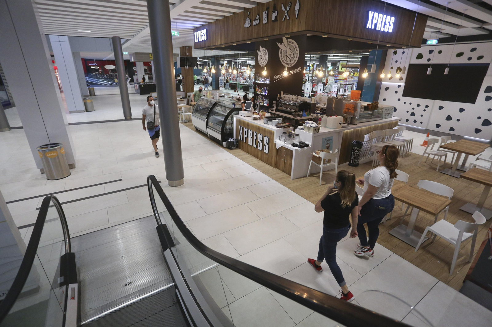 El centro comercial Larios Centro se prepara para su apertura el lunes, en la fase 2 de la desescalada
