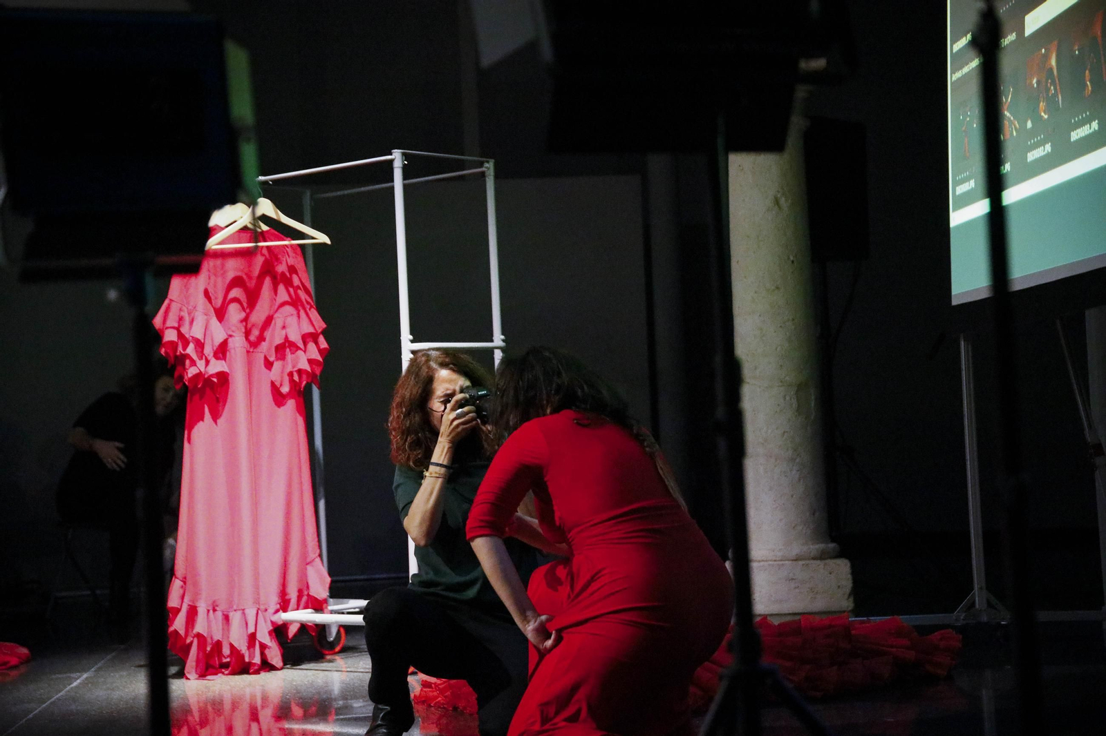 El Centro Andaluz de la Fotografía de Almería presenta el calendario 2025 con la actuación de la bailaora María Moreno, en imágenes