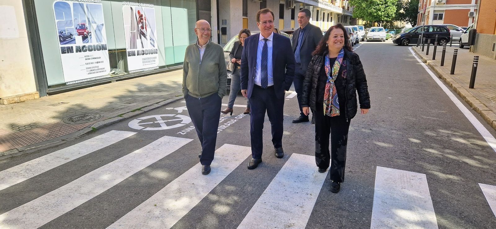 Juan Carlos Cabrera (en el centro) y Encarnación Aguilar (a la derecha), durante la visita a Santa Cecilia.