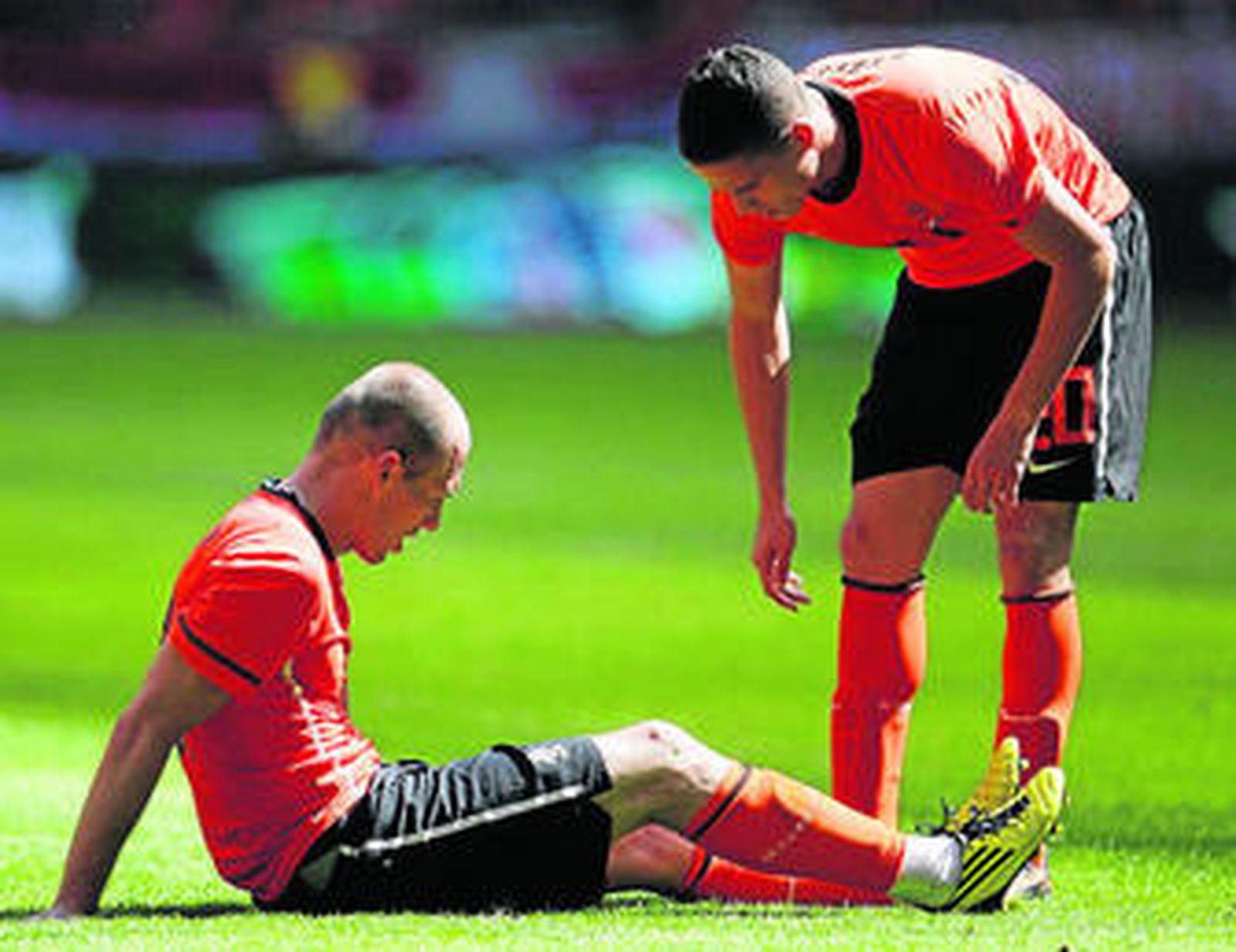 Afellay dialoga con Robben tras la lesión sufrida en el amistoso ante Hungría.