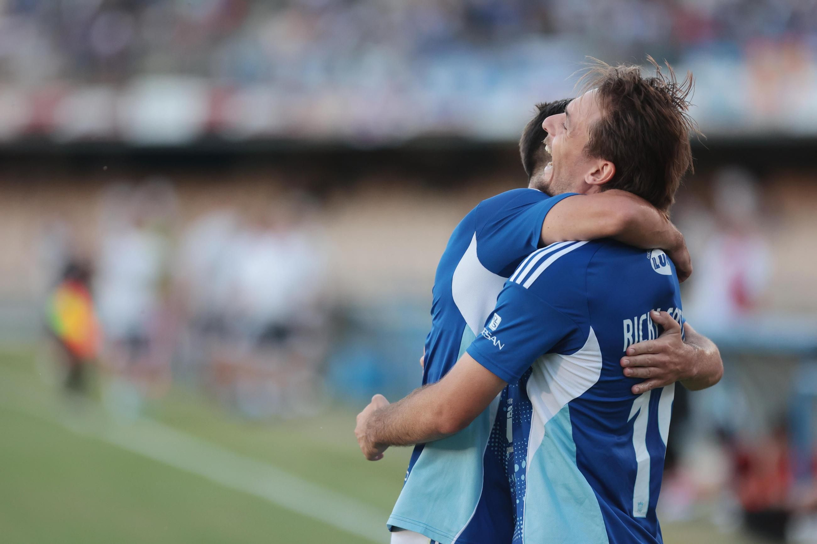 Ricky celebra con Zelu el 1-0 al Antoniano.