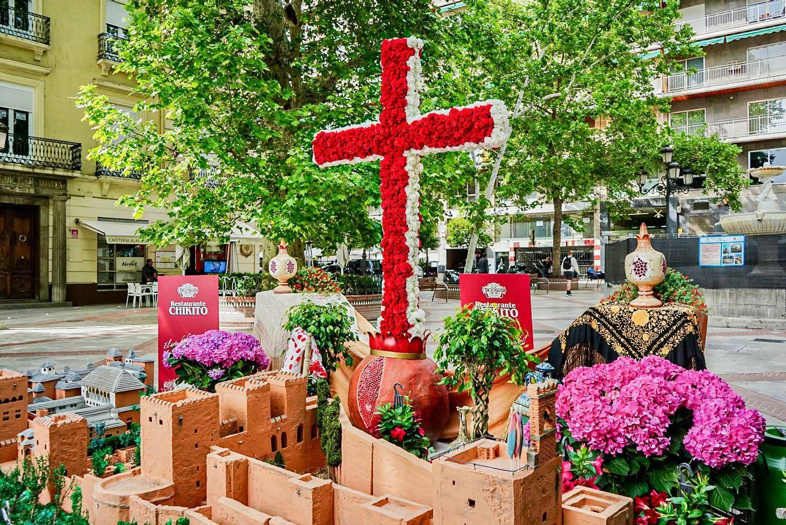 Granada ya vive las Cruces desde el día de antes: las mejores fotos