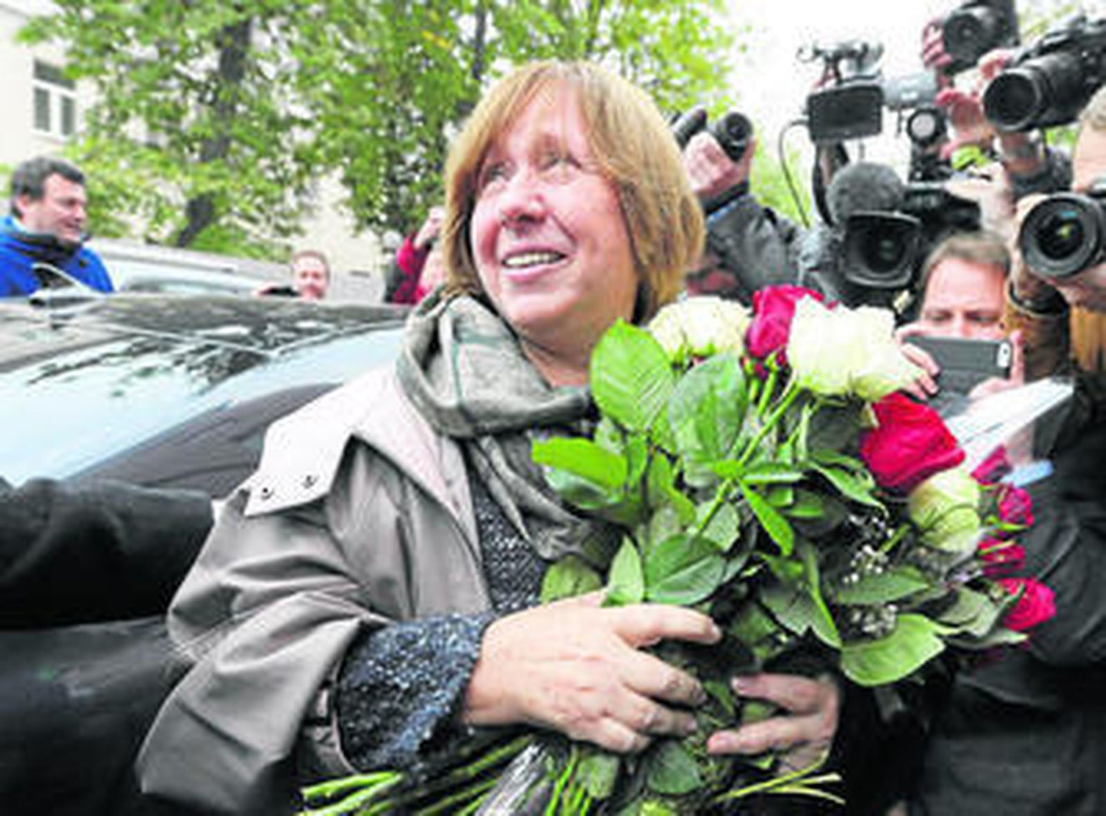 Svetlana Alexiévich sonríe a su llegada a la rueda de prensa que ofreció en la capital bielorrusa, Minsk, tras conocerse el fallo del Nobel.