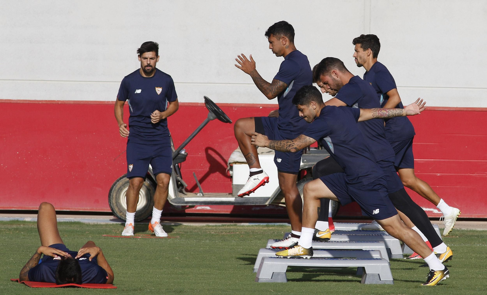 Varios jugadores se ejercitan en la ciudad deportiva.